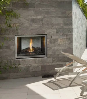 Le foyer extérieur sans ventilation DIVINE Un classique d’intérieur, élégamment adapté pour l’extérieur. La série DIVINE Outdoor est une collection de superbes foyers à gaz extérieurs sans ventilation conçus pour apporter une touche de luxe et de sophistication à votre espace de vie extérieur.Fabriquée avec précision et attention aux détails, la série DIVINE Outdoor offre une beauté et une chaleur inégalées, ce qui en fait la pièce maîtresse parfaite pour vos rassemblements en plein air. La zone de visualisation de forme carrée classique et la chambre de combustion en acier inoxydable sont suffisamment robustes pour résister aux éléments et rester belles pour les années à venir.Élevez votre espace de vie extérieur avec la série DIVINE Outdoor et plongez-vous dans l’attrait de ses flammes enchanteresses. Qu’il s’agisse d’une soirée conviviale en amoureux ou d’une soirée festive entre amis, un foyer extérieur DIVINE deviendra sans aucun doute le cœur de votre oasis extérieure. Découvrez le mélange parfait d’élégance, de chaleur et de commodité avec cette extraordinaire série de foyers à gaz sans ventilation. La chaleur et le confort de votre salon, maintenant sur votre terrasse Un foyer peut transformer un patio et prolonger l’utilisation de votre espace extérieur jusqu’à l’automne. Tous les modèles de foyers extérieurs Montigo sont fabriqués en acier inoxydable 304 de haute qualité pour une durée de vie prolongée en extérieur.Des revêtements de briques traditionnels à l’éclairage LED multicolore moderne, nos foyers extérieurs offrent de nombreuses options de personnalisation. Un plan en 5 étapes pour une superbe rénovation de foyer au gaz extérieur La cour moderne est simplement une extension de notre espace de vie. Un sanctuaire où nous pouvons nous détendre, nous divertir et créer des souvenirs impérissables avec nos proches. Si vous souhaitez améliorer votre expérience extérieure, un foyer extérieur au gaz peut être le complément parfait.Transformez votre cour en un havre de paix grâce à un plan en 5 étapes pour une rénovation remarquable de votre cour. Standard: Brûleur traditionnel et bûches, écran de sécurité Possibilités : Divers revêtements traditionnels, panneau arrière en miroir, bac de récupération, grille en fer forgé SPÉCIFICATIONS EN UN COUP D’ŒIL : BTU maximum (NG) 26 000 Largeur du cadre 33 7/8″ Hauteur du cadre 38 3/8″ Profondeur du cadrage 20 1/4″ Largeur d’ouverture du verre 27 1/4″ Hauteur d’ouverture du verre 18 1/4″ Commercial Non Personnalisable Non