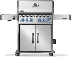 Découvrez le Napoléon BBQ Phantom Rogue PRO-S 425 RSIB, un barbecue haut de gamme alliant design Phantom, performance et polyvalence.